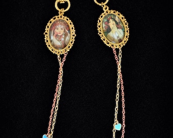 Unikatowy brelok do torebki, łańcuszek z motywem Alphonse'a Muchy, akcent w postaci turkusowego serca, jedyny w swoim rodzaju