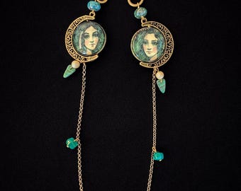 Ręcznie wykonany wisiorek do torebki „Bliźnięta” autorstwa Darii Hlazatovej, złote łańcuszki i zielone koraliki