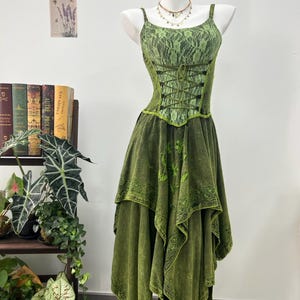Abito boho verde fatto a mano, abito lungo sottoveste in pizzo ricamato artistico con asimmetria