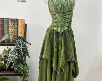 Ręcznie robiona zielona sukienka boho, artystyczna haftowana koronkowa sukienka maxi z asymetrycznym dekoltem