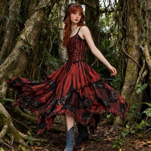 Vestido largo rojo y negro con efecto tie-dye / Vestido boho punk de algodón con flecos