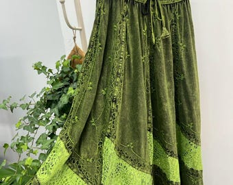 Falda larga verde estilo boho, con inserciones de encaje, bordado floral y cintura elástica.