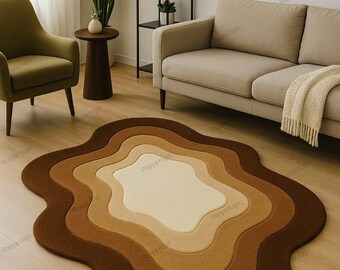 Puede incluir: Una alfombra abstracta y en capas en tonos marrones y beige. La alfombra presenta una forma orgánica irregular con una zona central de color beige claro, rodeada de capas de marrón. Esta alfombra moderna añade calidez y estilo a un salón.