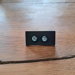 Glasohrstecker in Fusing Technik Silberblau