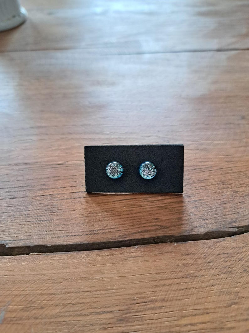 Glasohrstecker in Fusing Technik Silberblau