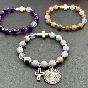 Rekbare rozenkransarmband met amethist, azuurblauwe edelstenen en een schelpkruisje (16,5 cm)