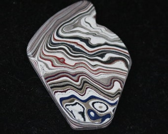 Fordite cabochon, red white gray black tan, 20ct; Fordite is dried paint from the plant spray paint booth