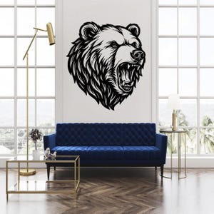 Könnte beinhalten: Eine schwarz-weiße Wanddekoration mit einem Bärenkopf, offenem Maul und detailliertem Fell. Der Bärenkopf ist an einer weißen Wand über einem blauen Sofa angebracht. Der Raum hat große Fenster und eine goldene Stehlampe.