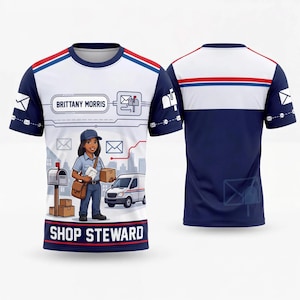 Op de afbeelding: Een t-shirt met korte mouwen, een wit voorpand met blauwe en rode accenten, voorzien van een cartoonpostbode, een brievenbus, een bestelwagen en de tekst "BRITTANY MORRIS" en "SHOP STEWARD". De achterkant is effen donkerblauw met een witte streep.