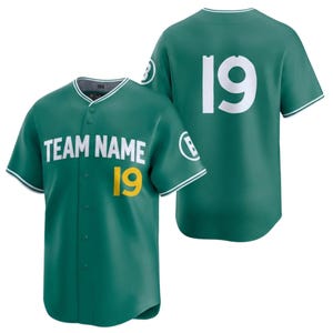 Peut inclure: Un maillot de baseball vert avec des bordures blanches et le numéro 19 en jaune à l'avant. Le maillot porte les mots "TEAM NAME" au-dessus du numéro. Le dos du maillot porte également le numéro 19 en blanc.