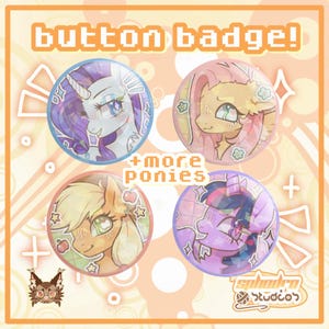Op de afbeelding: Vier ronde button badges met gestileerde illustraties van pony's. De badge linksboven toont een witte eenhoorn, rechtsboven een gele pony, linksonder een blonde pony met appels en rechtsonder een paarse pony. Tekst: button badge! +more ponies.