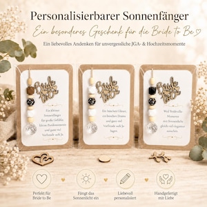 Könnte beinhalten: Drei personalisierte Sonnenfänger mit Holz-Ausschnitten "Bride to Be" und Perlenakzenten. Jeder hat einen klaren Kristall am Boden. Die Karten haben deutschen Text, darunter "Ein besonderes Geschenk".