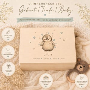 Könnte beinhalten: Eine Holzkiste mit einer Pinguin-Illustration und dem Namen "Louis". Die Kiste ist mit Herzen verziert und enthält Datum, Uhrzeit, Gewicht und Größe. Der Text auf der Kiste lautet "Geburt | Taufe | Baby". Die Kiste ist 49 cm hoch.