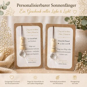 Könnte beinhalten: Zwei personalisierte Sonnenfänger-Geschenke mit Holzperlen und einem Kristallprisma. Jede Karte hat eine Nachricht und kann mit Namen und einem Datum personalisiert werden. Der Text auf der Karte lautet "Fang dir ein kleines Stück Himmel ein".