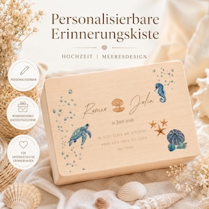 Könnte beinhalten: Eine rechteckige, helle Holzbox mit einem Aufdruck von einer Meeresschildkröte, einem Seepferdchen, Seesternen und einem Seeigel. Der Text lautet Romeo & Julia, 21. Juni 2026, sowie Ab jetzt gehen wir gemeinsam wohin auch immer das Leben uns trägt.