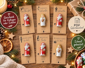 Könnte beinhalten: Sechs rechteckige Karten aus Kraftpapier mit Schokoladenfiguren von Weihnachtsmännern und Engeln. Jede Karte enthält gedruckten deutschen Text, kleine schwarze Illustrationen und den Schriftzug Schöne Ferien.