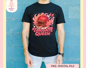 Puede incluir: Camiseta negra con un diseño gráfico que presenta un casco de fútbol americano rojo en llamas, las palabras "LET'S GO TAILGATE QUEEN" en rosa y un balón de fútbol. La camiseta es un archivo digital PNG.