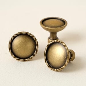 Gałki meblowe z postarzanego mosiądzu | Gałki do komody w kolorze antycznego złota | Rustykalne gałki do szuflad | Gałki meblowe z brązu | Gałki z litego mosiądzu | Okucia meblowe