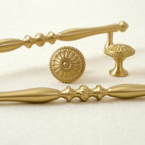 Tiradores de latón dorado Art Nouveau / Tiradores de cajón dorados cepillados / Pomos de tocador victorianos / Tiradores de cajón de cocina / Herrajes clásicos para gabinetes