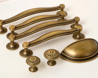 Quincaillerie pour armoires de cuisine en laiton antique, Poignées de cuisine en laiton vieilli, Poignées arrondies en laiton massif, Boutons de meuble de l'époque victorienne, Poignées coupe de tiroir de cuisine