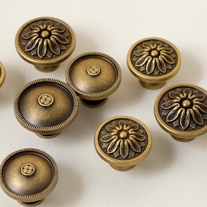 Gałki z antycznego mosiądzu w stylu secesyjnym, gałki do szuflad z postarzanego mosiądzu, gałki do szafek z motywem kwiatowym, gałki do drzwi szaf, ozdobne okucia meblowe