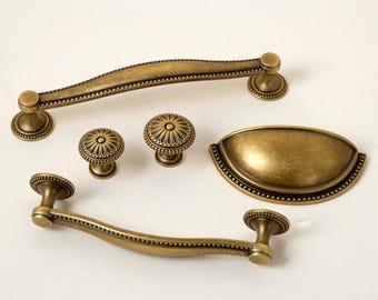 Quincaillerie d'armoire européenne en laiton antique | Boutons de tiroir victoriens | Poignées incurvées pour armoire | Tasses de tiroir de cuisine | Poignées en laiton vieilli