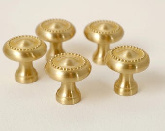 Boutons d'armoire français en laiton massif | Boutons de tiroir en or brossé | Boutons de commode ornés | Boutons de tiroir de cuisine | Quincaillerie d'armoire classique