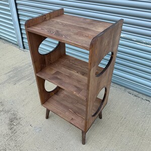 Op de afbeelding: Een set van drie keramische mokken met een gespikkelde, matte afwerking. De mokken zijn in cr&egrave;me, lichtgrijs en donkergrijs. Elke mok heeft een eenvoudig, minimalistisch ontwerp.
