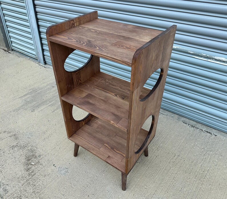 Op de afbeelding: Een set van drie keramische mokken met een gespikkelde, matte afwerking. De mokken zijn in cr&egrave;me, lichtgrijs en donkergrijs. Elke mok heeft een eenvoudig, minimalistisch ontwerp.