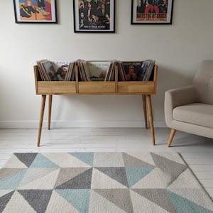 Puede incluir: Una taza de cerámica blanca con un asa negra y el texto "But First, Coffee" en un estilo manuscrito. La taza está sobre una superficie blanca. La taza mide 10 cm de alto.