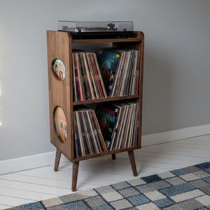 Op de afbeelding: Een set van drie keramische mokken met een gespikkelde, matte afwerking. De mokken zijn in de kleuren cr&egrave;me, lichtgrijs en donkergrijs. Elke mok heeft een eenvoudig, minimalistisch ontwerp en een afgeronde handgreep.
