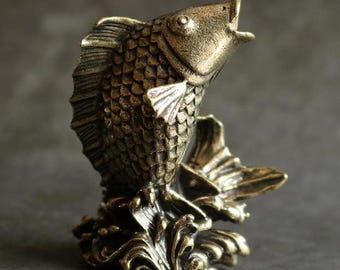 Figura de pez de latón hecha a mano, decoración de escritorio vintage con temática de mascotas de té, figura de animal fantástica, decoración para oficina o estudio, regalo para amantes de las mascotas de té.