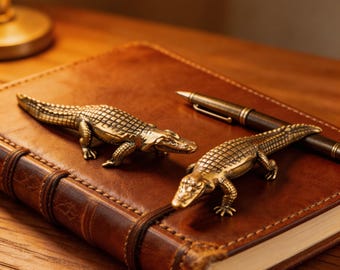 Statuetta di coccodrillo in ottone realizzata a mano, decorazione da scrivania vintage a forma di animale da tè, statuetta di animale fantastico, decorazione per ufficio o studio, animale da tè