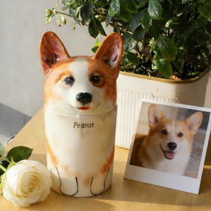 犬のメモリアル骨壷：手作り陶器の骨壷、パーソナライズされた肖像画、目のオプション、彫刻