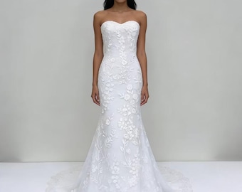 Elegancka satynowa suknia ślubna typu syrenka z głębokim dekoltem w serek i koronkowym trenem