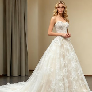 Abito da sposa a trapezio con applicazioni in pizzo e spalle scoperte