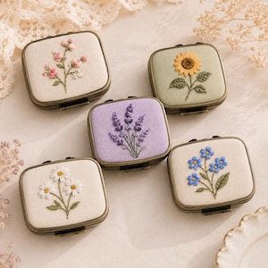 Porta-comprimidos personalizado com bordado, estojo de bolso floral para comprimidos, organizador de medicamentos feito à mão em linho, presente.