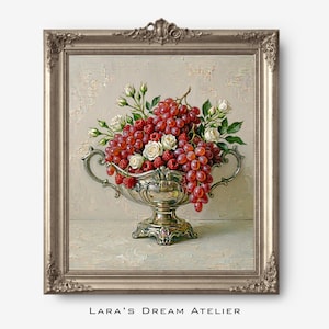 Puede incluir: Pintura enmarcada de naturaleza muerta con un cuenco plateado rebosante de uvas rojas, frambuesas y rosas blancas. La pintura tiene un fondo neutro y está enmarcada en un marco plateado ornamentado. El texto "Lara's Dream Atelier" está en la parte inferior.