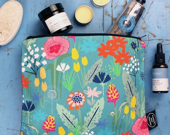 Kulturbeutel mit Wildblumen Motiv Blau: Blumiger Reise-Kulturbeutel