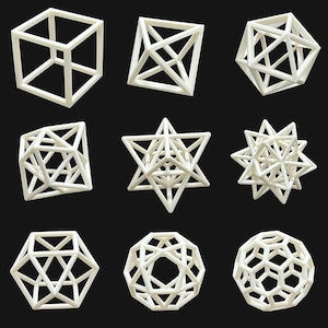 Könnte beinhalten: Eine Sammlung weißer geometrischer 3D-Formen, darunter Pyramiden, Würfel und komplexe Polyeder, wird vor einem schwarzen Hintergrund dargestellt. Die Formen variieren in Größe und Komplexität und zeigen eine Reihe mathematischer Formen. Das Bild ist gut beleuchtet und hebt die Details jeder Struktur hervor.