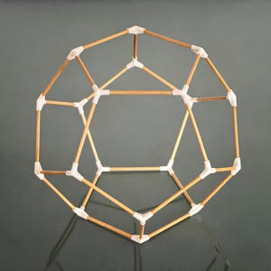 Polyeder oder platonische Körper zum Zusammensetzen, Tetraeder, Oktaeder, Hexaeder, Ikosaeder und Dodekaeder.