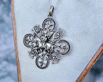 Lote de joyas antiguas de la Camarga: pulsera con medallones y colgante que representa un caballo de pastor, estilo de principios del siglo XX. Joyería francesa vintage.