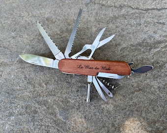 Multiherramienta de madera grabada “Le Mas du Midi” – Herramienta de bolsillo compacta y versátil