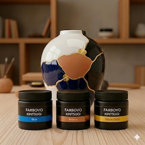 Può includere: Un vaso in ceramica riparato con il metodo Kintsugi, con dettagli dorati e una miscela di smalto bianco, blu navy e nero. Tre barattoli di vernice Farbovo Kintsugi in blu, bronzo e oro giallo sono davanti al vaso.