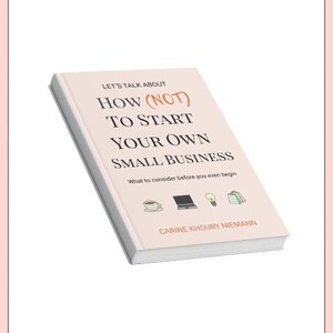 以下が含まれることがあります： Carine Khoury Niemann著のLet's Talk About How (Not) To Start Your Own Small Businessというタイトルの淡いピンク色の本。表紙には、サブタイトルの下にコーヒーカップ、ノートパソコン、電球、本の小さなイラストが描かれています。