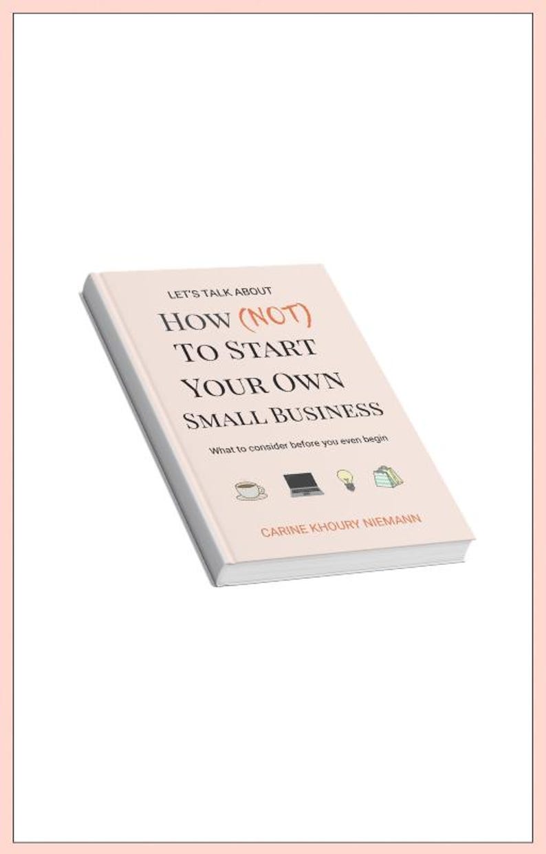 以下が含まれることがあります： Carine Khoury Niemann著のLet's Talk About How (Not) To Start Your Own Small Businessというタイトルの淡いピンク色の本。表紙には、サブタイトルの下にコーヒーカップ、ノートパソコン、電球、本の小さなイラストが描かれています。