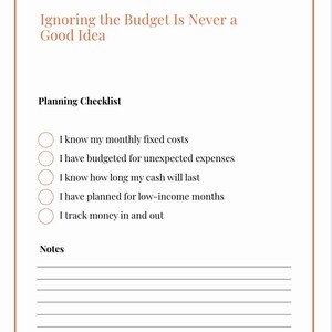 以下が含まれることがあります： CHAPTER VII Ignoring the Budget Is Never a Good Ideaというタイトルのページ。5つの空の円形チェックボックスがある計画チェックリストと、水平線が引かれたメモ欄があり、細いオレンジ色の枠線で囲まれています。