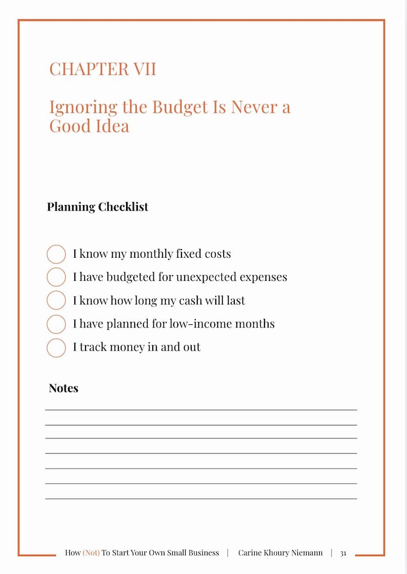 以下が含まれることがあります： CHAPTER VII Ignoring the Budget Is Never a Good Ideaというタイトルのページ。5つの空の円形チェックボックスがある計画チェックリストと、水平線が引かれたメモ欄があり、細いオレンジ色の枠線で囲まれています。