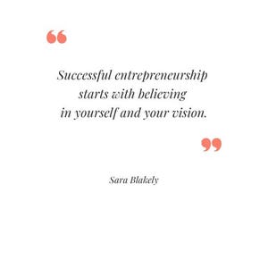 以下が含まれることがあります： 黒いセリフ体のフォントで「Successful entrepreneurship starts with believing in yourself and your vision.」と書かれた白いページ。テキストはコーラルカラーの引用符で囲まれており、サラ・ブレイクリーによる言葉として記載されている。