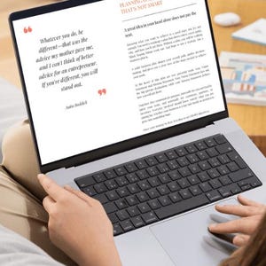 以下が含まれることがあります： Planning only in your head? That's not smartというテキストとアニータ・ロディックの引用文が表示されたシルバーのノートパソコン。画面には、白い背景に黒い文字でビジネスアドバイスの段落が表示されています。